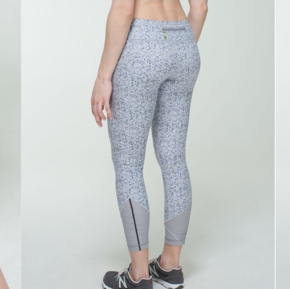 Lululemon Pace Queen Tight. Crop legging. Flower. Grey, light tan. Size 4. - Picture 2 of 15